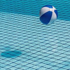 Une piscine chimique transformée en piscine naturelle par un filtre innovant